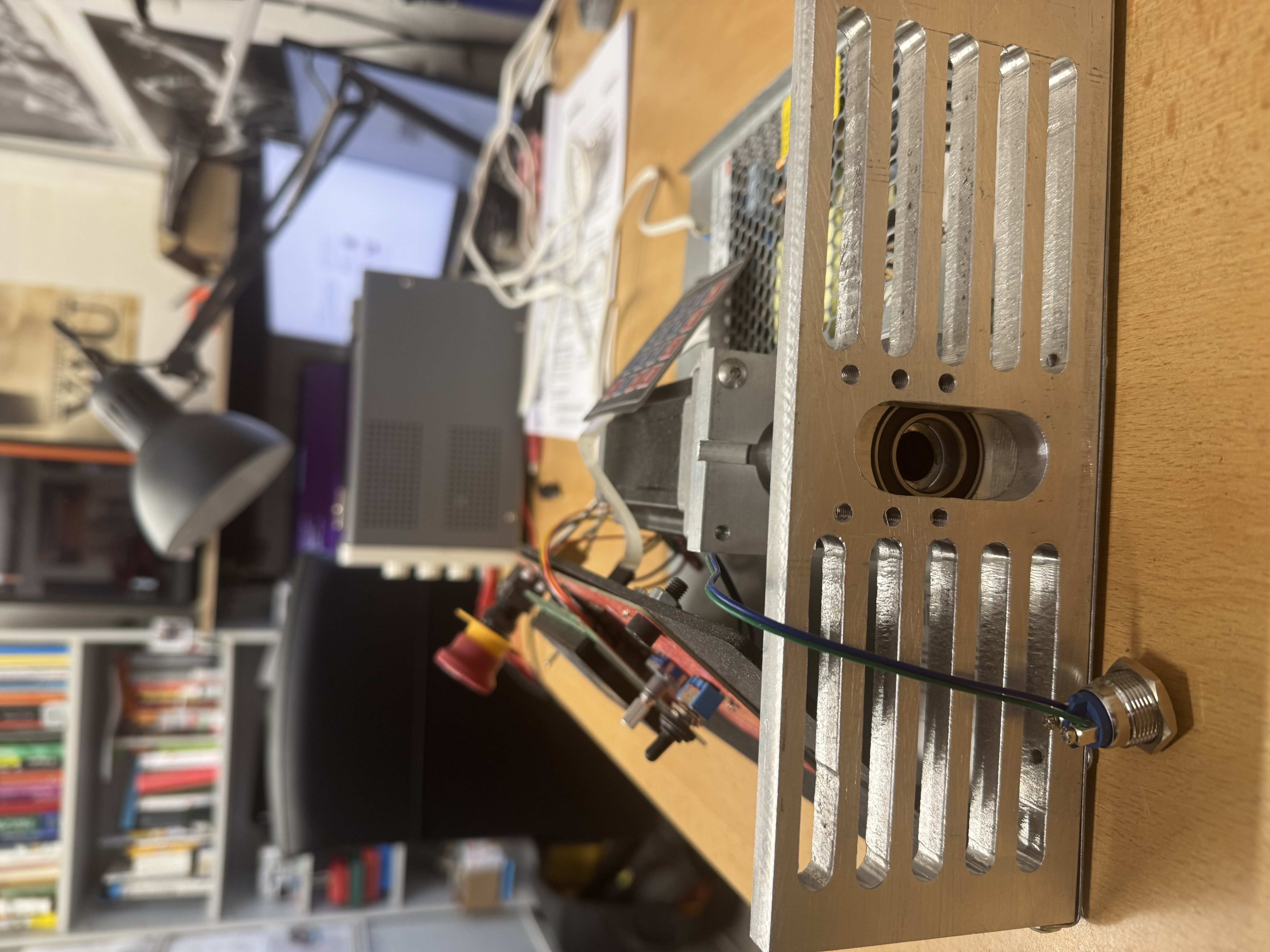 Automatic feeding router on the milling machine